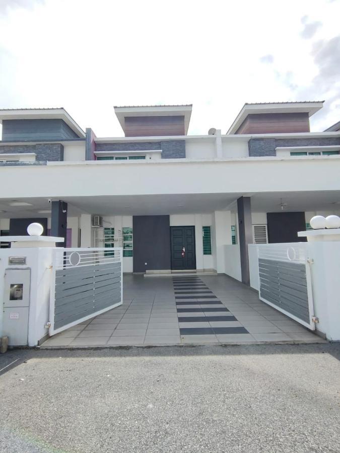 Setia Home Sitiawan Ktv 12+4 Pax Экстерьер фото